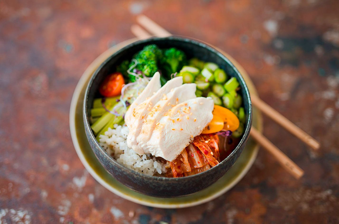 Poke-Bowl mit Hähnchenbrust und Kimchi